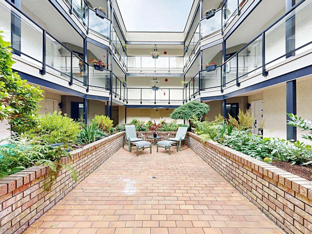 106 1467 MARTIN STREET, white rock, British Columbia