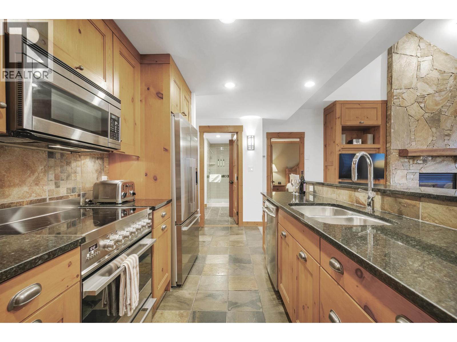 401 2202 Gondola Way, Whistler, British Columbia  V8E 0M7 - Photo 5 - R3062801